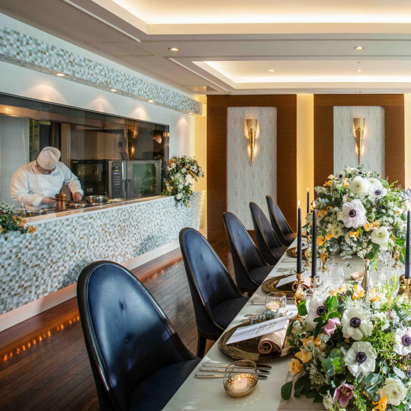 ホテル最上階からの景色と出来立てのお料理でゲストへおもてなし