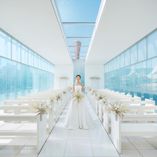 さわやかなガラスのチャペル「アクアホール」は水に浮かぶ宝石箱をイメージ