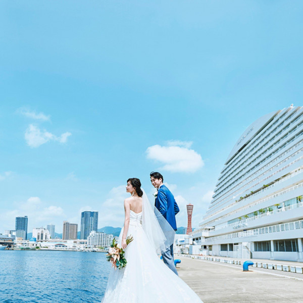 海から山へと連なる美しい眺めが広がり穏やかな波の無効には世界を巡る客船が優雅に行き交う