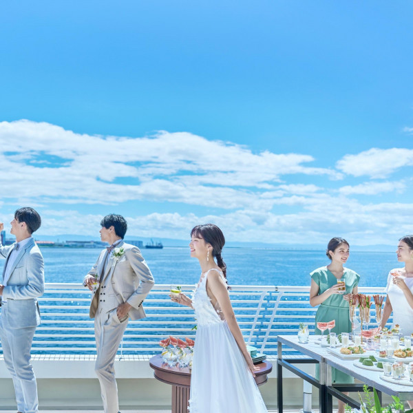 二面窓から望む神戸の景色とともにゲストと過ごす寛ぎの時間