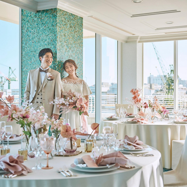 二面窓から望む神戸の景色とともにゲストと過ごす寛ぎの時間