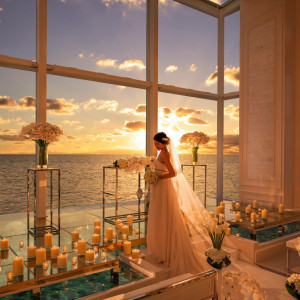輝く夕日とキャンドルの光が美しい、大人花嫁に人気のサンセットウエディング|セントレジェンダOKINAWA（CENTLEGENDA OKINAWA）の写真(810958)