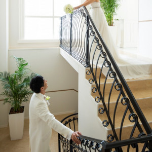 館内にも階段があるので、雨の日でも全身のドレス姿を残せる|セントレジェンダOKINAWA（CENTLEGENDA OKINAWA）の写真(810943)
