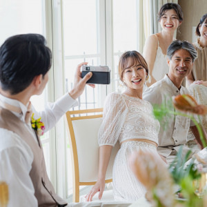 挙式後の会食も大切なゲストとゆっくり楽しめるのがリゾート婚の魅力の一つ。|セントレジェンダOKINAWA（CENTLEGENDA OKINAWA）の写真(42668568)