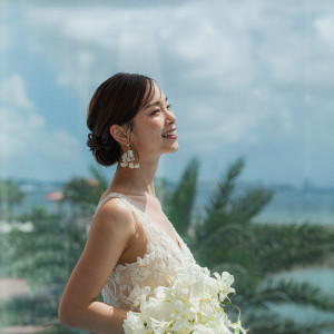 ドレスの細部までしっかりと目立つようにシニヨンスタイルが人気|セントレジェンダOKINAWA（CENTLEGENDA OKINAWA）の写真(42668321)