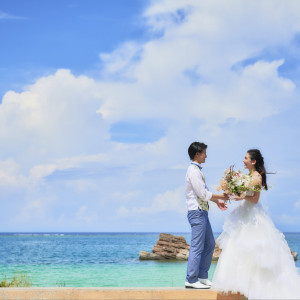 純白のウエディングドレスは青い美ら海にもしっかりと映える|セントレジェンダOKINAWA（CENTLEGENDA OKINAWA）の写真(26705665)