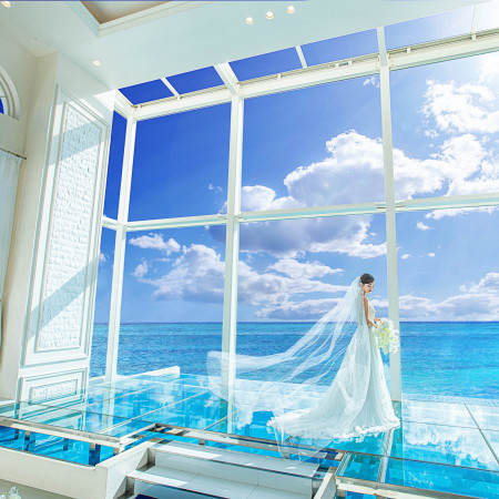 床下を水が流れる水の祭壇と奥に広がる蒼の世界。まるで海に浮かんでいるかの様な神秘的な空間