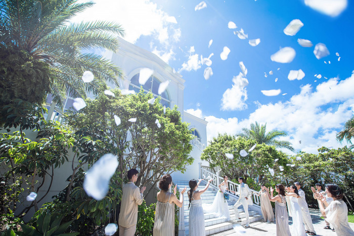 ゲストと距離が近いので、祝福の声が直接おふたりへ届くアットホームな挙式に