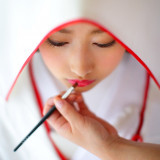 紅をさし最高に美しい花嫁姿で、新郎のもとへ嫁ぎます。