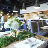 当店ではフローリストと全体の統一感やドレスとの相性も考え、コーディネートの打ち合わせを行います。