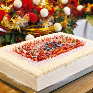 フルーツたっぷりウエディングケーキ♪お二人のご要望に沿って、お名前を入れたりすることも可能です。|JAM ORCHESTRA（ジャムオーケストラ）の写真(1242260)
