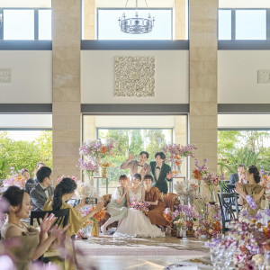 緑豊かなテラスを背景にソファレイアウト|アルカンシエル金沢（アルカンシエルグループ）の写真(57018705)