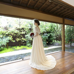 クラシカルで繊細な刺繍生地のみで作られた贅沢なドレスは四季の移ろいを感じるお庭に優しく包まれる空間|萬屋本店 - KAMAKURA HASE est1806 -の写真(2122079)