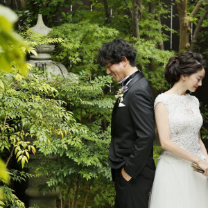 披露宴会場に面した日本庭園では四季折々の美しさが楽しめる|萬屋本店 - KAMAKURA HASE est1806 -の写真(12065870)