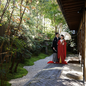 四季折々の草花と苔、白川砂の日本庭園を通り、挙式会場、披露宴会場へと向かう。|萬屋本店 - KAMAKURA HASE est1806 -の写真(30830789)