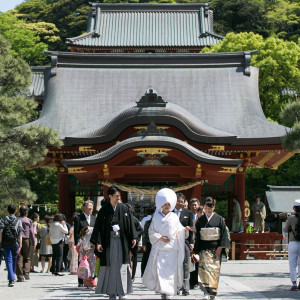 鎌倉のシンボルとも言うべき鶴岡八幡宮。荘厳な社殿は圧巻。鶴岡八幡宮・鎌倉宮・江ノ島神社にて挙式ののち萬屋本店での披露宴もお受けいたします。送迎も可能です。|萬屋本店 - KAMAKURA HASE est1806 -の写真(2122064)