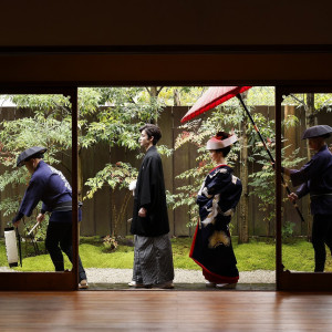 日本庭園を背景にした絵になる入場シーン。俥夫先導入場も人気の演出。|萬屋本店 - KAMAKURA HASE est1806 -の写真(30831634)
