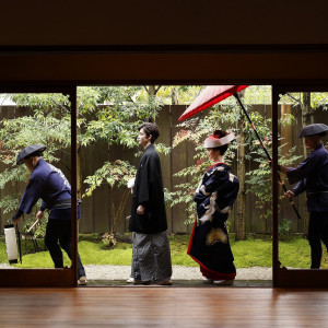 日本古来の花嫁道中を彷彿させる、俥夫先導による入場シーン。|萬屋本店 - KAMAKURA HASE est1806 -の写真(30829980)