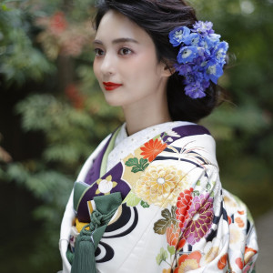和装洋髪スタイルで、自分らしさを表現して。ダウンシニヨンに季節の生花を合わせて。|萬屋本店 - KAMAKURA HASE est1806 -の写真(30833092)