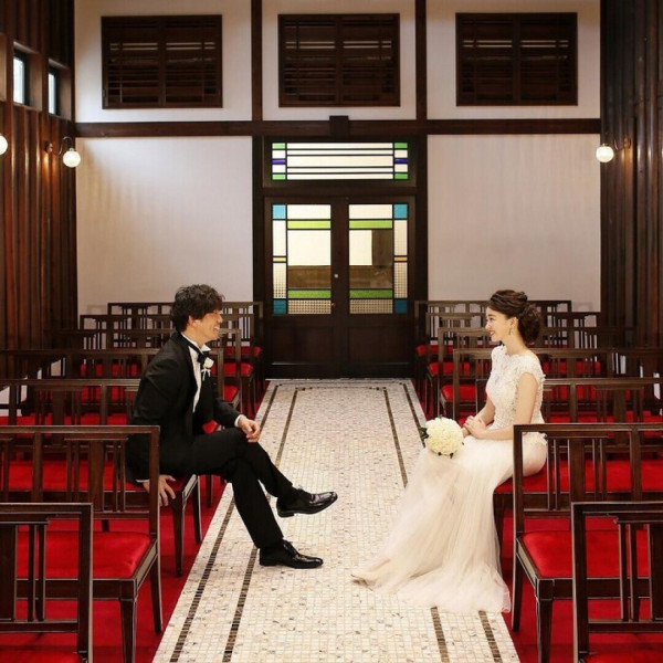 ぬくもりと大正ロマンを感じる挙式会場ではシルクで仕立てられた特別なドレスを