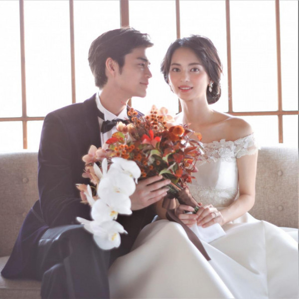 シルクサテンのオフショルダードレスは王道のプリンセスライン