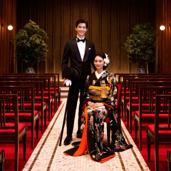 大正ロマンな雰囲気の挙式会場では、タキシードに黒引き振袖というクラシカルなスタイリングも人気