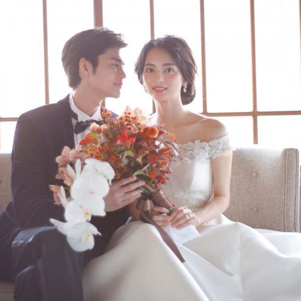 シルクサテンのオフショルダードレスは王道のプリンセスライン。憧れの花嫁姿を叶えてくれる。