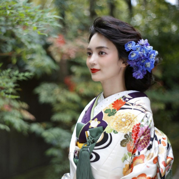 和装洋髪スタイルで、自分らしさを表現して。ダウンシニヨンに季節の生花を合わせて。