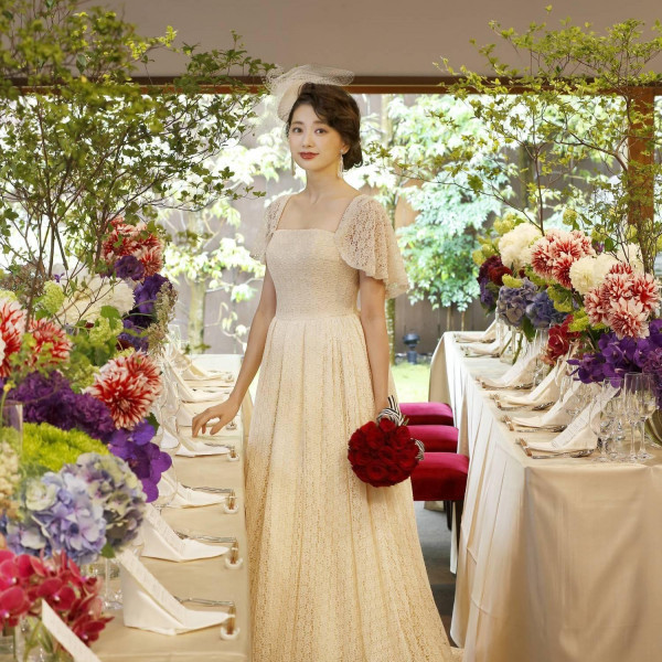 力みすぎない抜け感が、洗練さを引き立てる