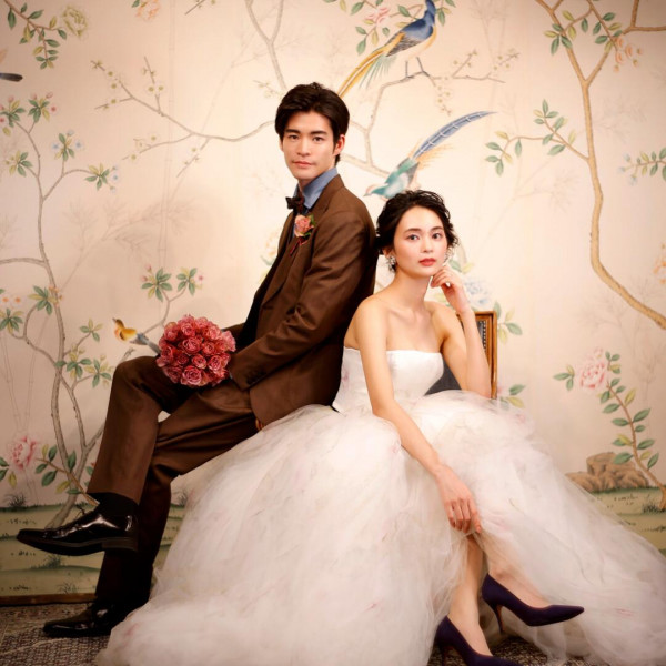 新郎新婦席の背景にあるシノワヅリ調の壁紙は、大正ロマンな雰囲気漂う特にフォトジェニッな空間