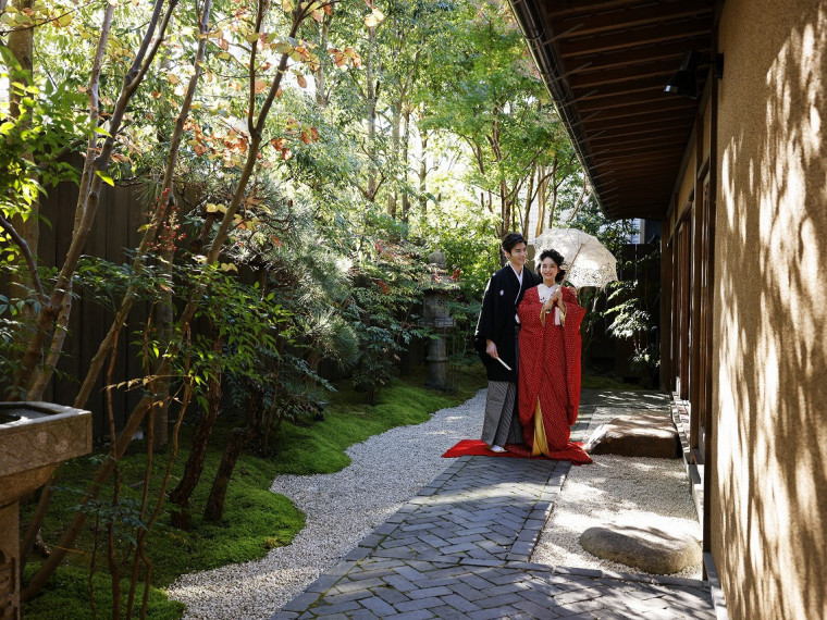 四季折々の草花が迎えてくれる日本庭園に面した披露宴会場。