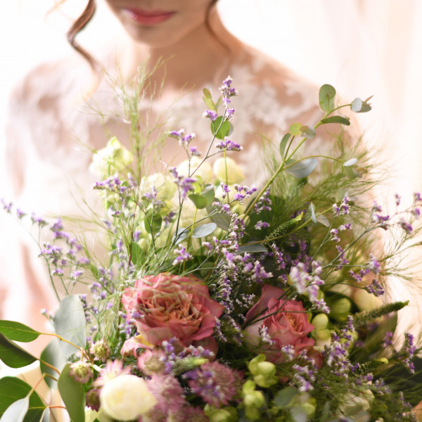 春は色鮮やかな花が多い季節♪会場装花やブーケも自由にコーディネート