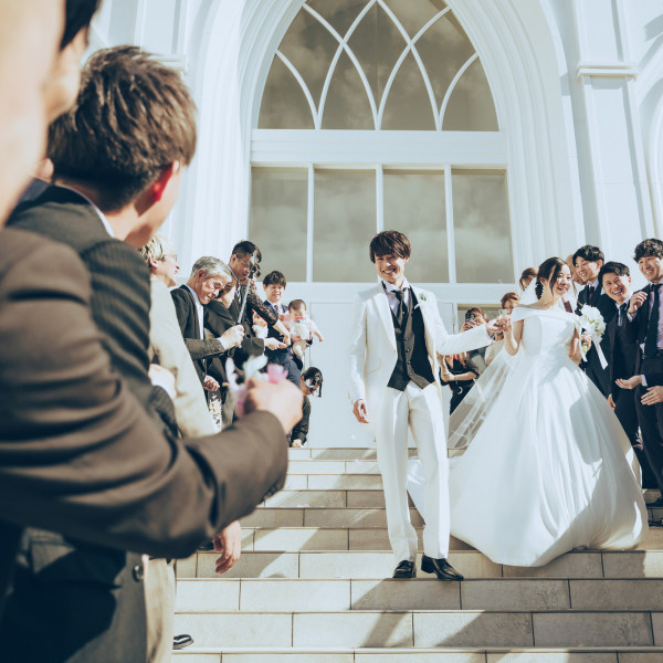 皆様からの祝福のフラワーシャワーは忘れられない瞬間に