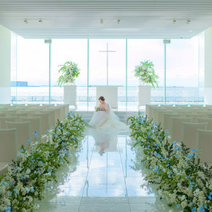 純白に輝くチャペルに映える大切なひととき。数々の祝福を見守った特別な空間で理想のひとときを。|ラ・スイート神戸オーシャンズガーデンの写真(20706460)