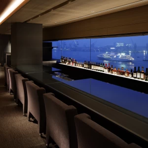 お食事のあとは宿泊棟最上階の「展望BAR REN」がおすすめ。神戸港随一の絶景で、ゆっくりとしたお時間をお過ごしください。|ラ・スイート神戸オーシャンズガーデンの写真(51372583)