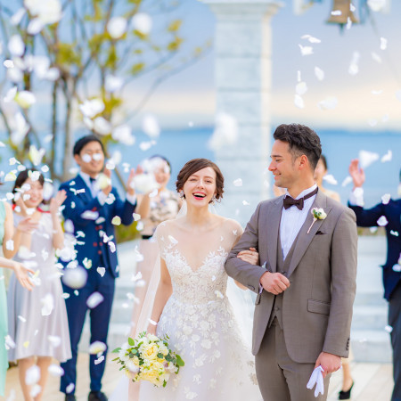 感動の誓いの後は、カリヨンの音色を響かせ海風を感じながらフラワーシャワーやバルーンリリース。