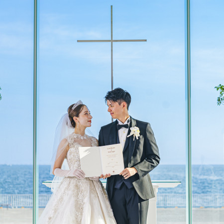 たっぶり降り注ぐ自然光と海の輝きはおふたりの誓いの瞬間をさらに美しく引き立てます。