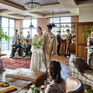 ロビーでのウエルカムパーティを楽しんで|InStyle wedding KYOTO/テイクアンドギヴ・ニーズウェディングの写真(53769202)