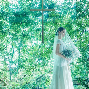 チャペルの扉を開けると祭壇の奥に美しい緑が広がり、心が洗われるかのよう|インスタイルウェディング京都 (InStyle wedding KYOTO)の写真(8809666)