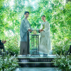 チャペルの扉を開けると祭壇の奥に美しい緑が広がり、心が洗われるかのよう|InStyle wedding KYOTO/テイクアンドギヴ・ニーズウェディングの写真(53764097)
