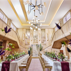 壁一面の窓からは明るい光が降り注ぐ|InStyle wedding KYOTO/テイクアンドギヴ・ニーズウェディングの写真(53764922)