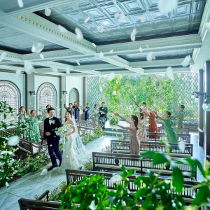 大切なゲストに見守られながらのフラワーシャワー|InStyle wedding KYOTO/テイクアンドギヴ・ニーズウェディングの写真(53764098)