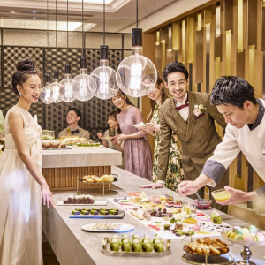 披露宴会場と繋がるオープンキッチンはゲストへのおもてなし|InStyle wedding KYOTO/テイクアンドギヴ・ニーズウェディングの写真(53764923)