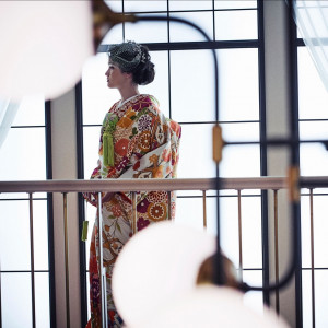 あたたかな陽光が差し込みモードな一枚に仕上がる|インスタイルウェディング京都 (InStyle wedding KYOTO)の写真(8809418)