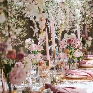 背の高い装花でゴージャスさを演出して|InStyle wedding KYOTO/テイクアンドギヴ・ニーズウェディングの写真(8809621)
