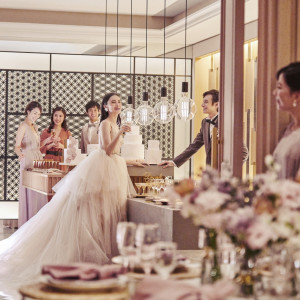 披露宴会場と繋がるオープンキッチンはゲストへのおもてなし|インスタイルウェディング京都 (InStyle wedding KYOTO)の写真(8766470)