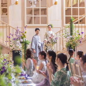 パーティに彩りを添えるお色直しはメイン席奥の階段から|InStyle wedding KYOTO/テイクアンドギヴ・ニーズウェディングの写真(53764916)