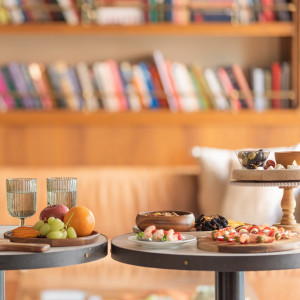 ゲストと盛り上がるフィンガーフード|InStyle wedding KYOTO/テイクアンドギヴ・ニーズウェディングの写真(53765824)