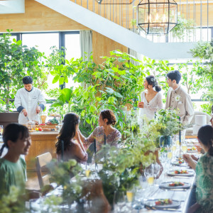 バンケットにはオープンキッチンが併設されており、ゲストへの最高の演出となる|InStyle wedding KYOTO/テイクアンドギヴ・ニーズウェディングの写真(53769614)