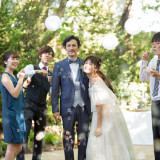 おふたりの自由にコーディネートしたテラスでゲストとパーティを楽しんで